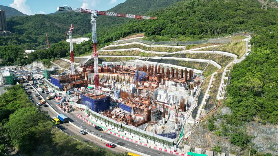 雞籠灣南公共房屋地盤航拍,可見塔式起重機、地下結構及山坡旁道路