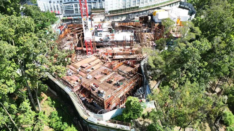 大窩口道公營房屋工地航拍，場內可見模板、鋼筋及塔式起重機