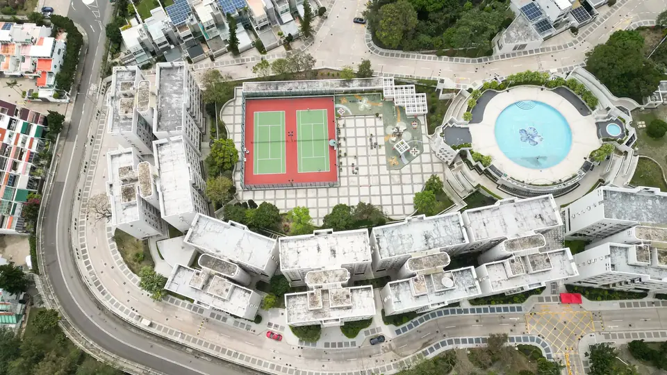 華翠園21及22座航拍俯視，住宅大樓環繞泳池、網球場及平台花園