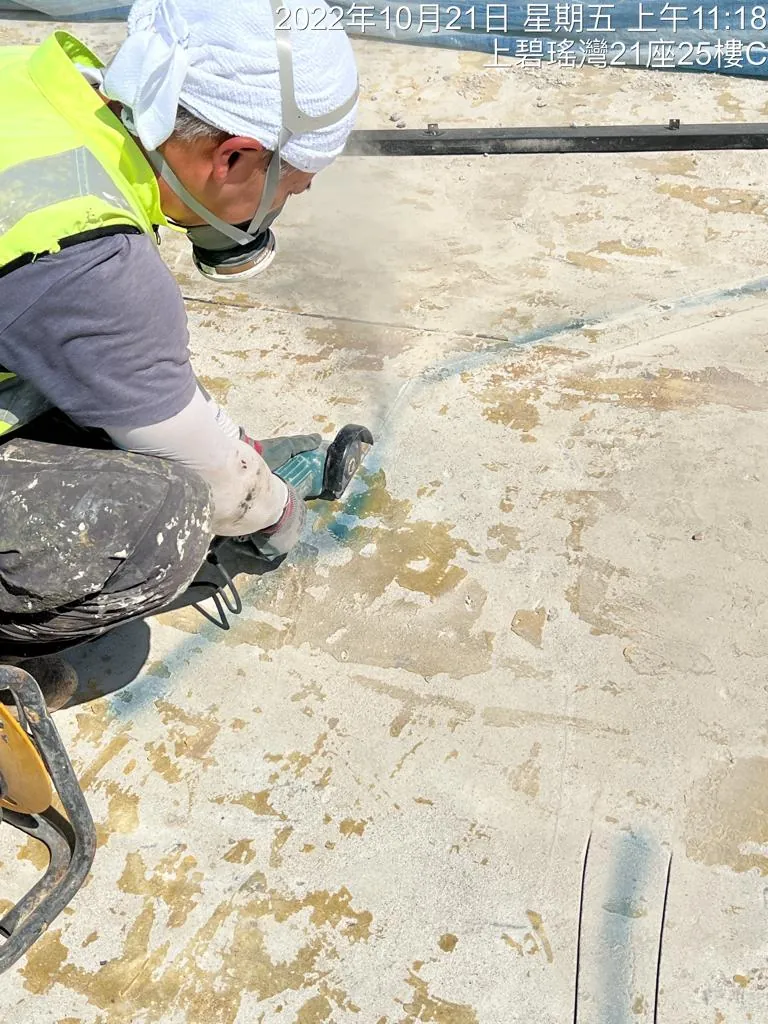 薄扶林道碧瑤灣工程：工人以手提電動工具處理斑駁天台表面