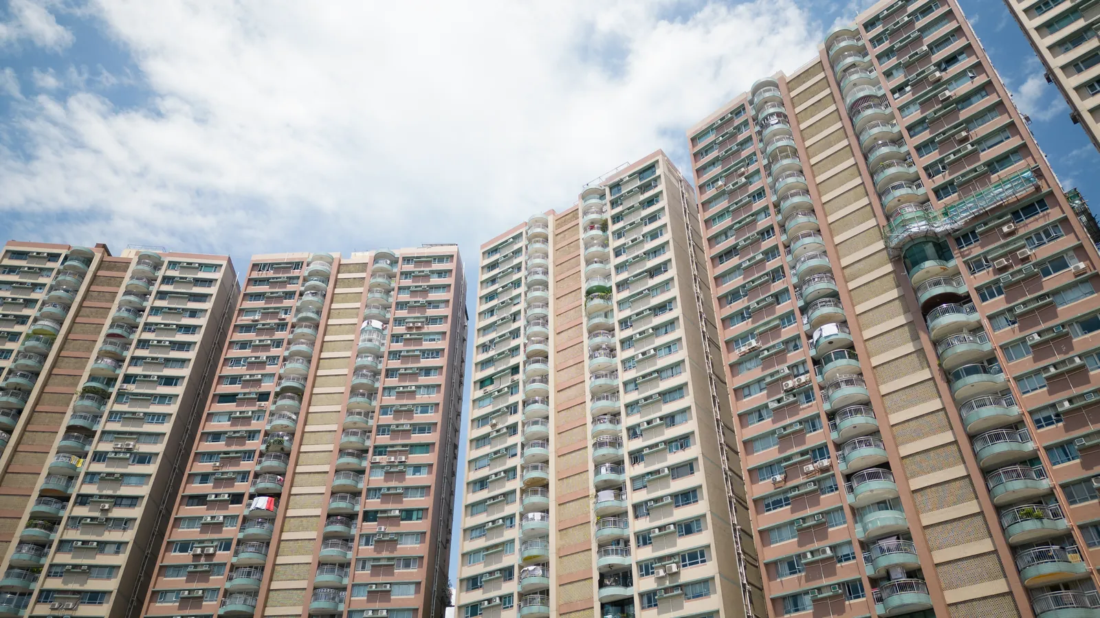 低角度仰望薄扶林碧瑤灣多座住宅大廈，右側外牆設有棚架
