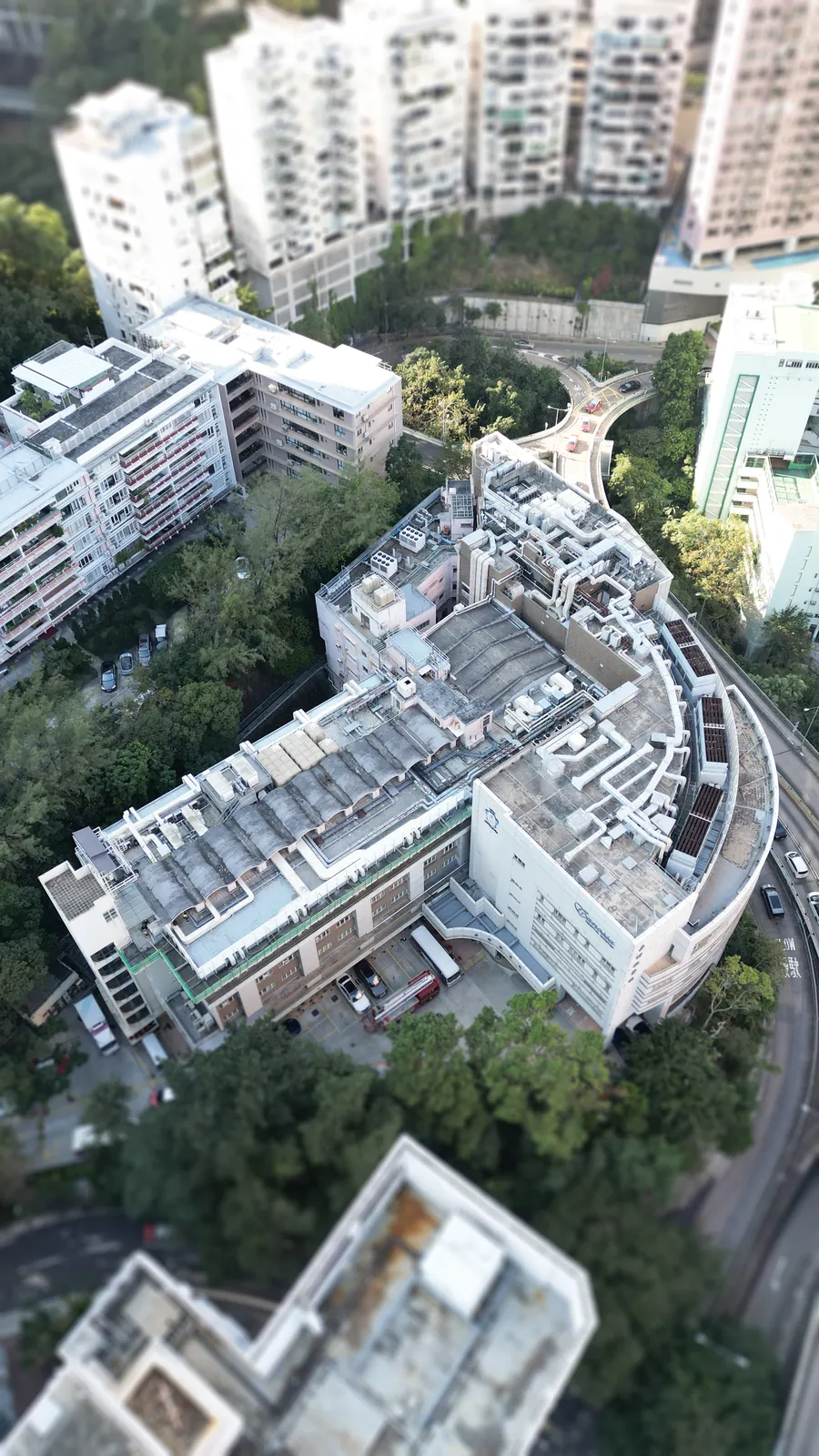 山頂嘉諾撒醫院建築群及周邊住宅的高空俯視圖