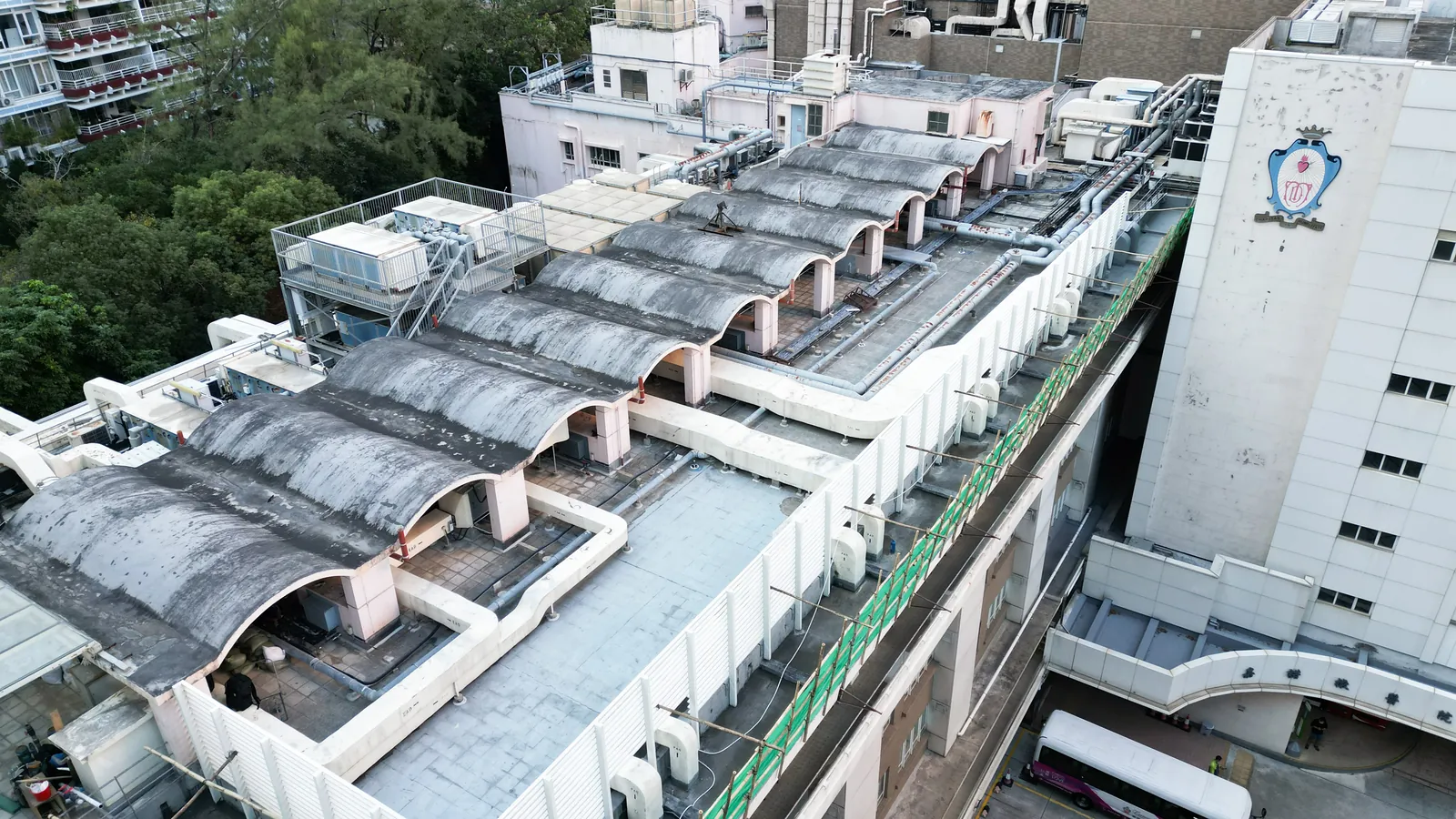 山頂嘉諾撒醫院天台的高角度全景，可見多段弧形屋面及機電設施
