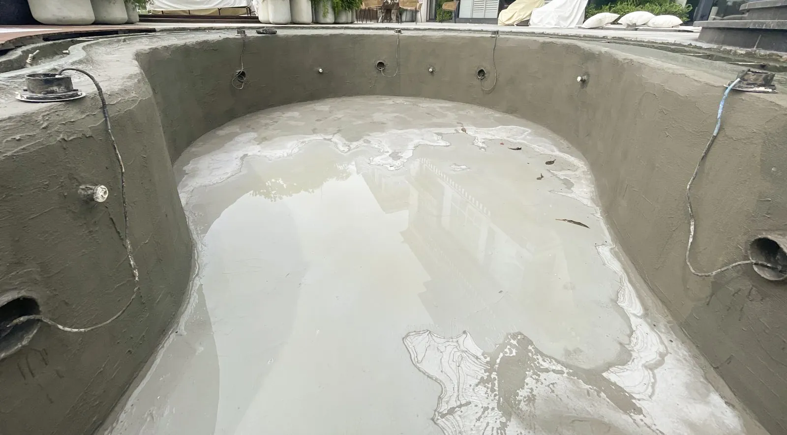 舂坎角道獨立屋空泳池內，可見灰色池壁及淺色反光地面