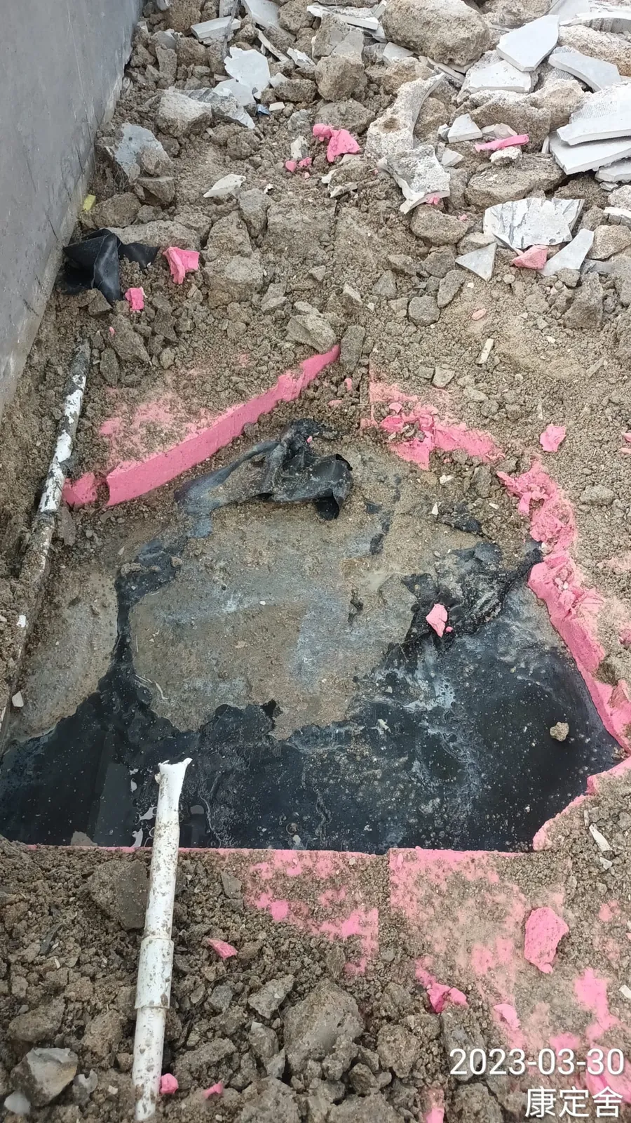 九龍塘康定舍牆邊開挖位置，露出深色基面及白色管道