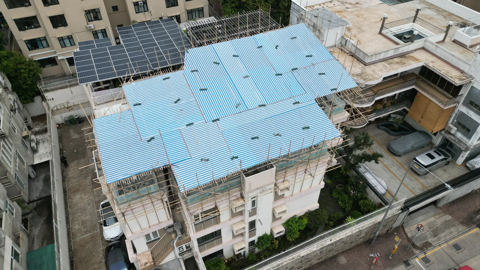九龍塘康定舍住宅屋頂航拍，可見藍色波紋頂棚、棚架及太陽能板