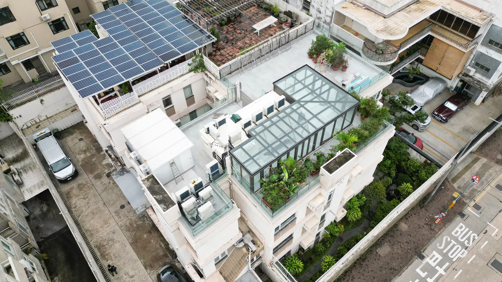 九龍塘康定舍住宅屋頂航拍，可見白色屋面、太陽能板及玻璃頂結構