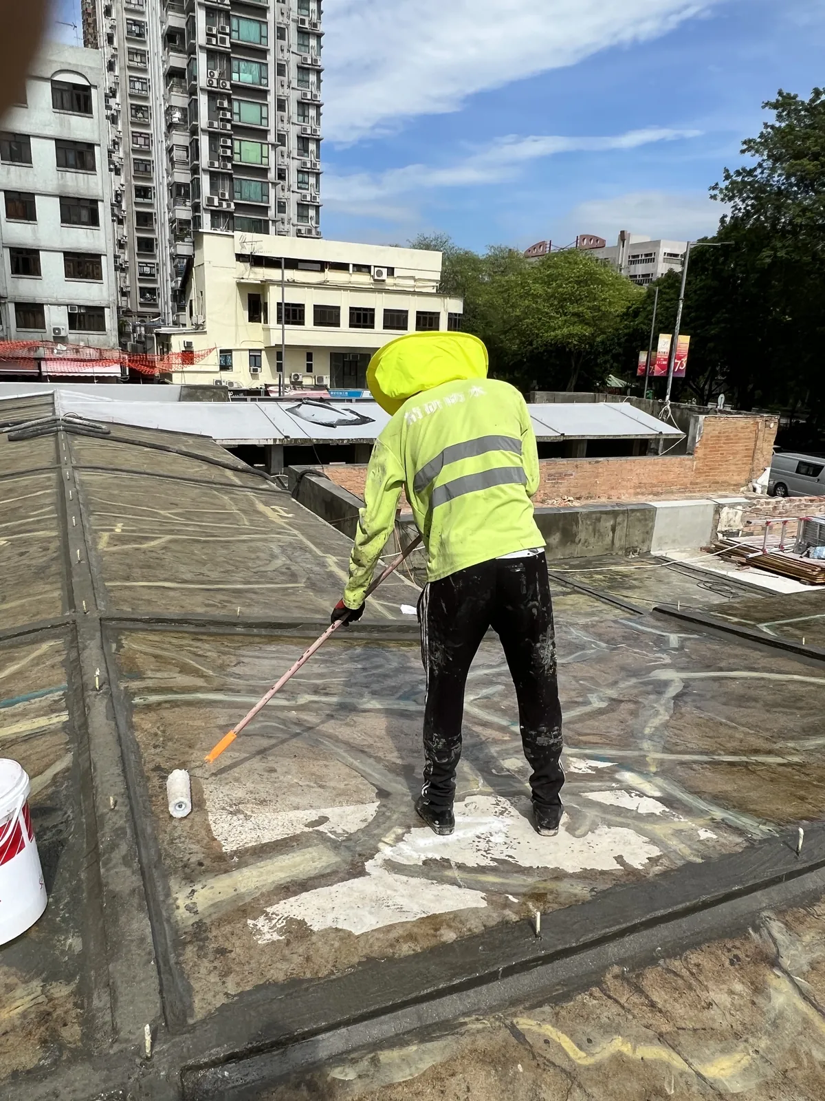 粉嶺聯和市場工人以滾筒處理斑駁的分格屋面
