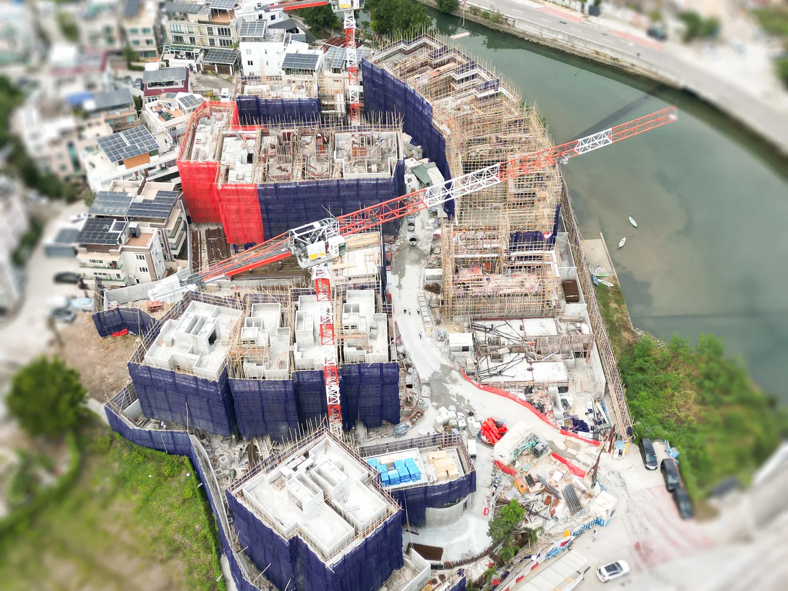 蠔涌發展項目河道旁建築工地航拍，可見棚架及塔式起重機