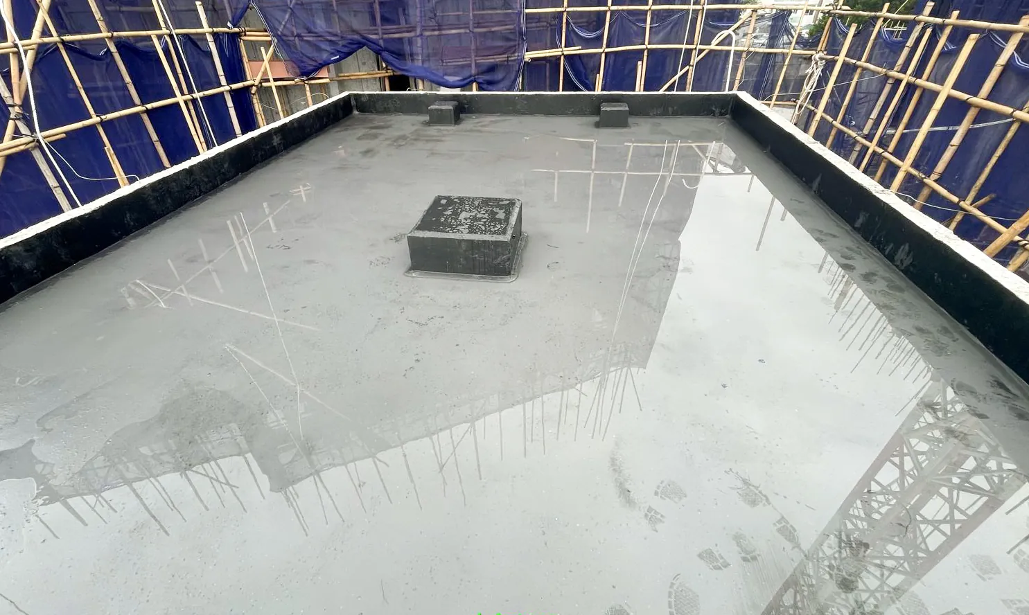 蠔涌發展項目竹棚內一幅積有清水的矩形屋面，水面映出棚架