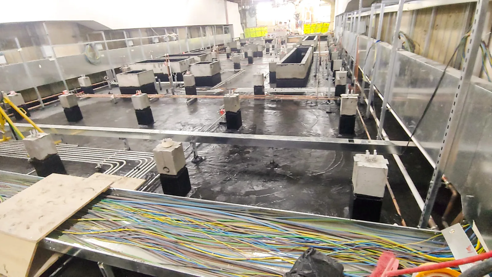 中環匯豐銀行總行樓內地面設有深色區域、混凝土矮台及多組管線