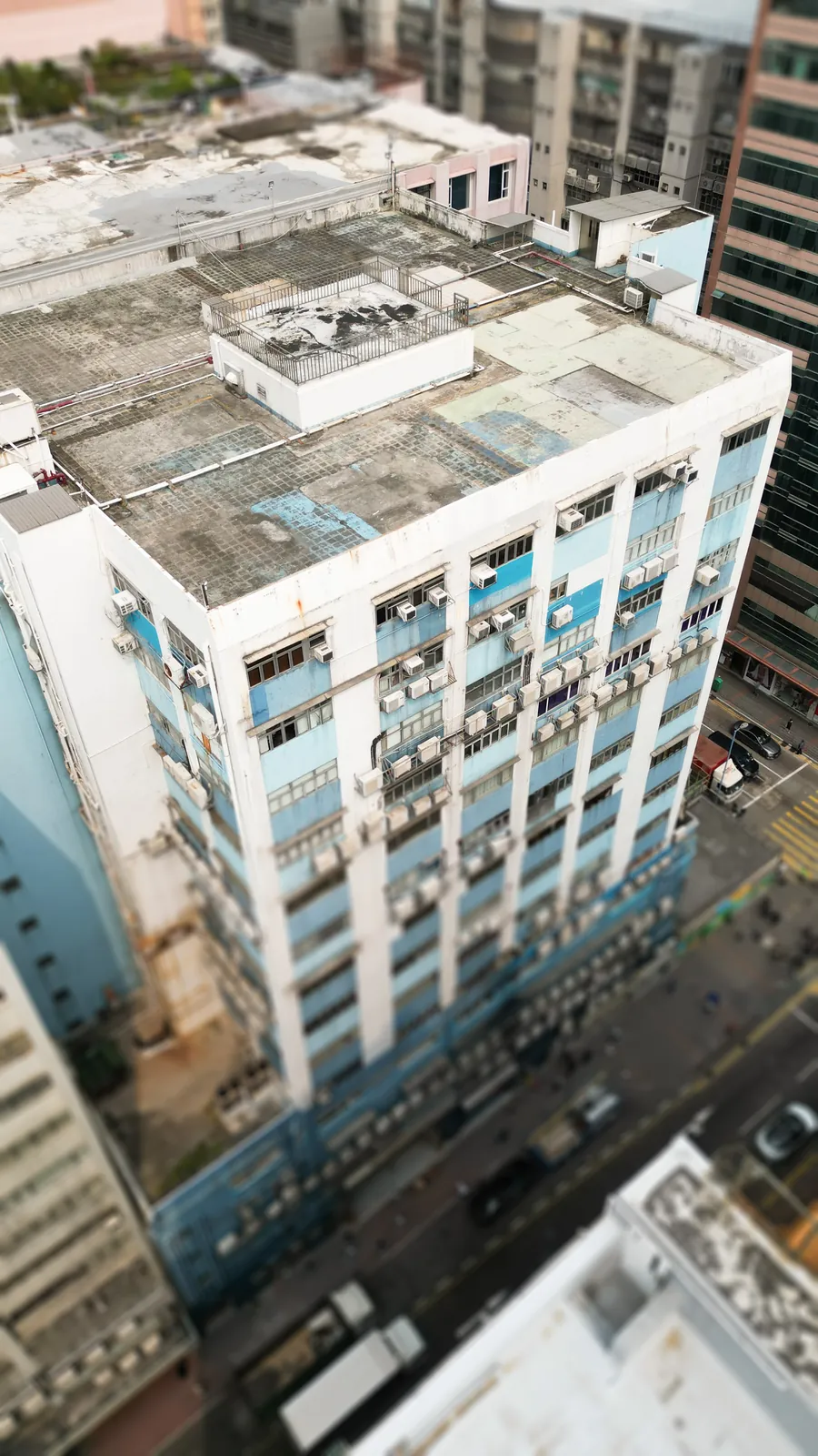 觀塘鴻運工業大廈及周邊天台的高角度外觀