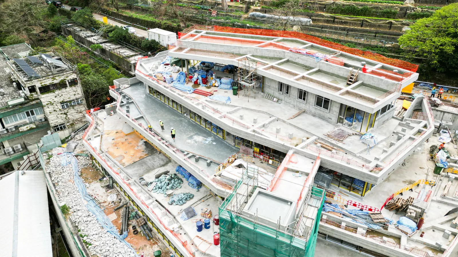高處俯瞰嘉道理農場保育中心多層建築工地及周邊林木