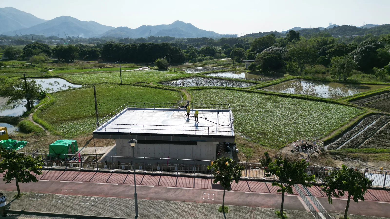 住宅天台航拍俯視,可見工人、屋面分區及排水路線
