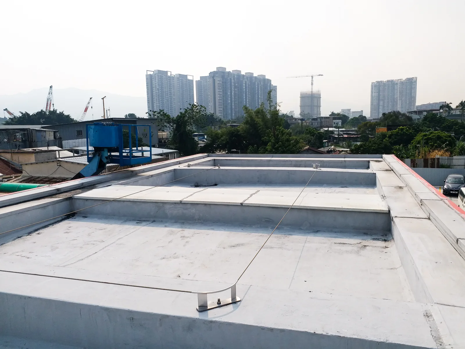 香港加油站白色平面頂棚與遠處住宅樓群