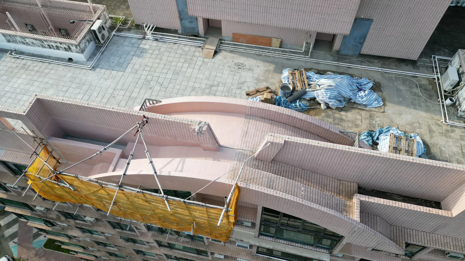 曉翠山莊工程：住宅大廈屋頂、平台及弧形外牆吊船的高角度視野