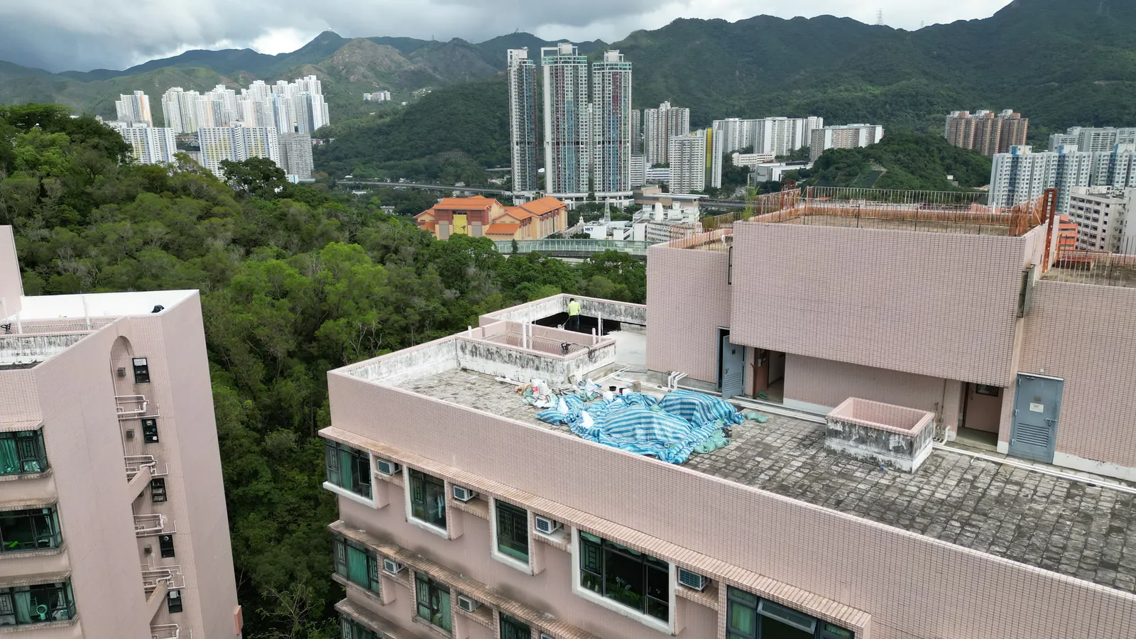 曉翠山莊工程：住宅大廈屋頂、外牆及遠山的斜角航拍