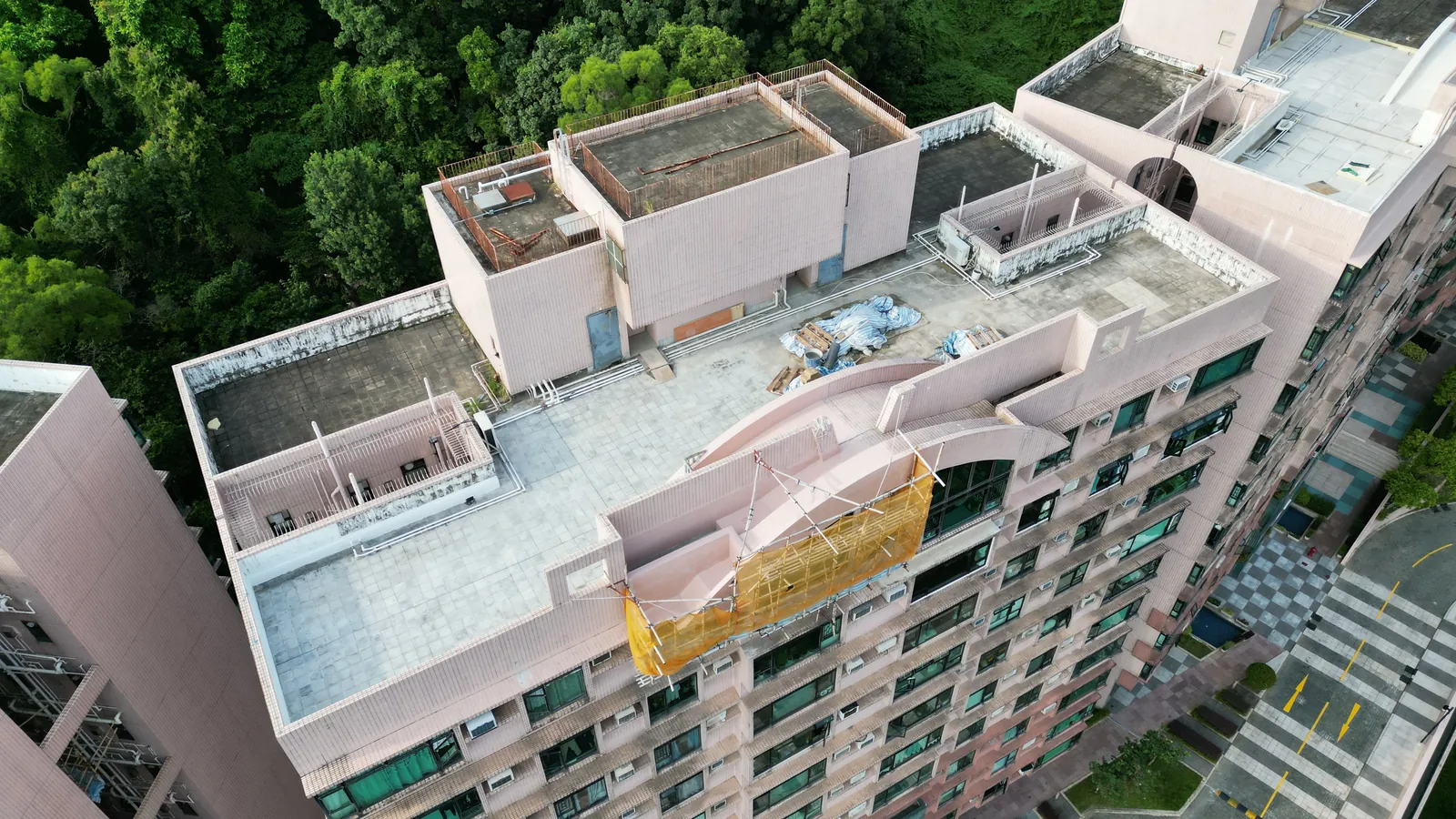 曉翠山莊工程：住宅屋頂、弧形外牆及外牆吊船的斜角航拍