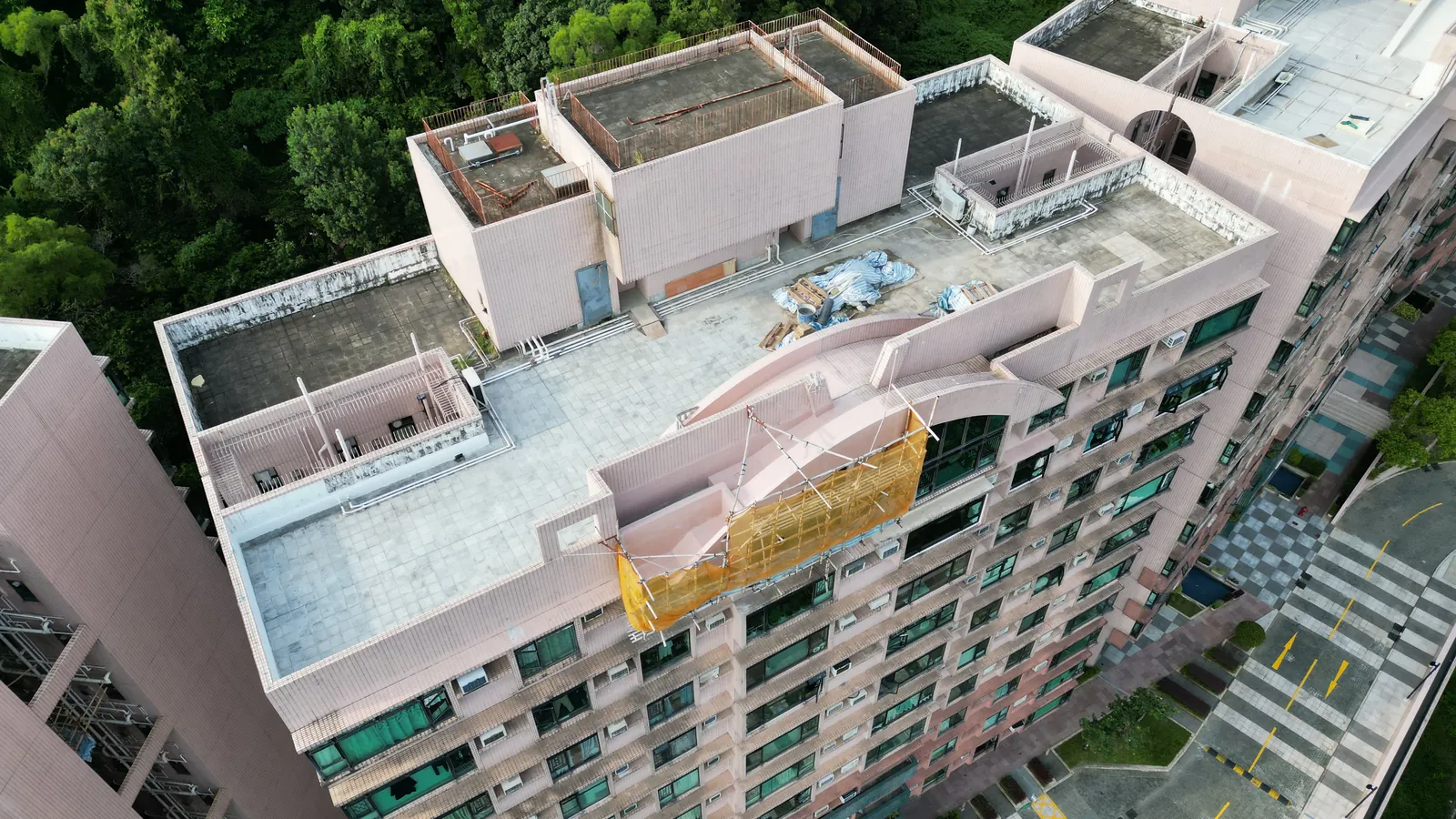 曉翠山莊工程：住宅屋面、弧形大廈外牆及吊船的廣角航拍