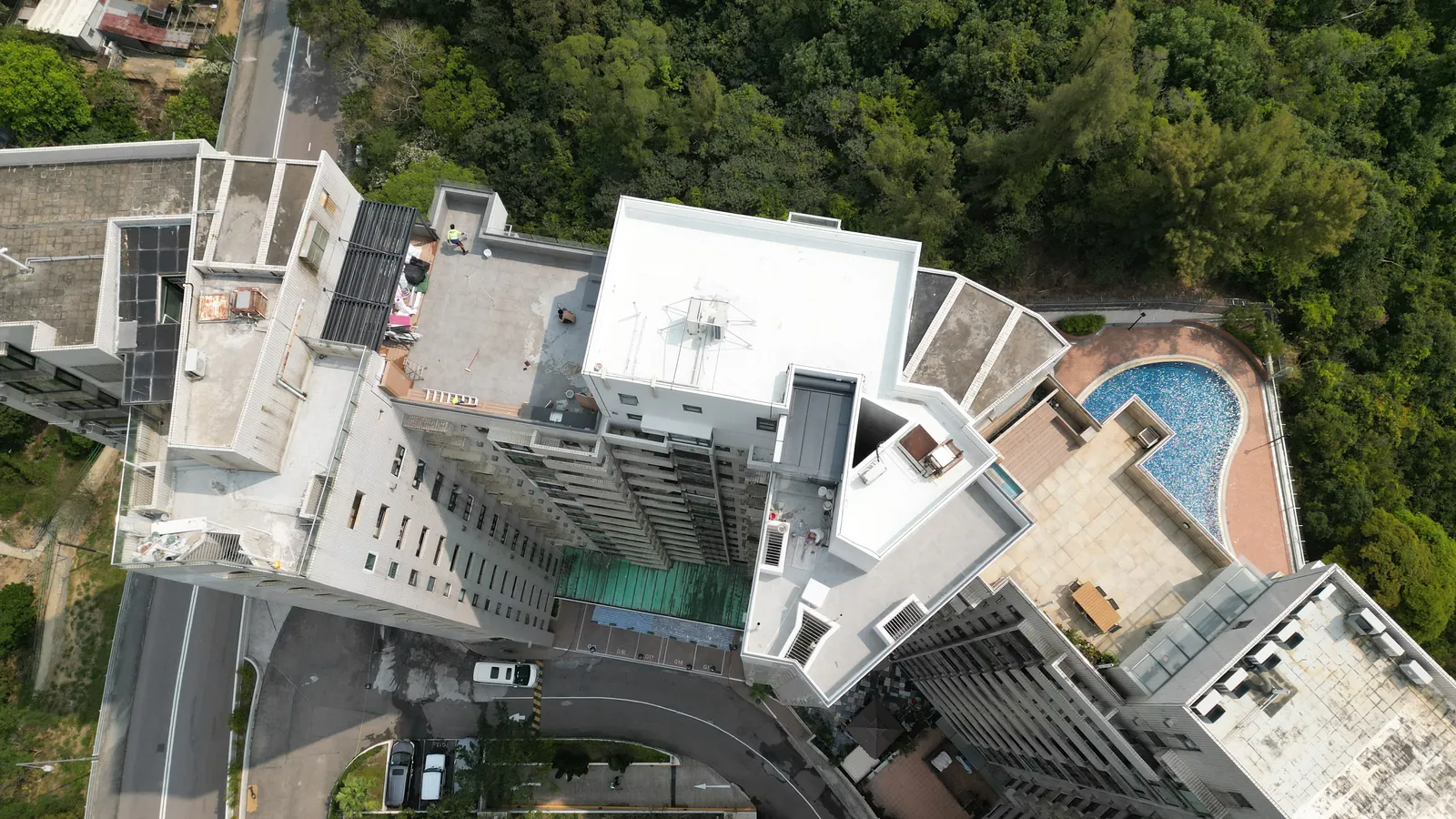 高空俯瞰葵涌華景山路海峰花園住宅大樓、天台和弧形泳池