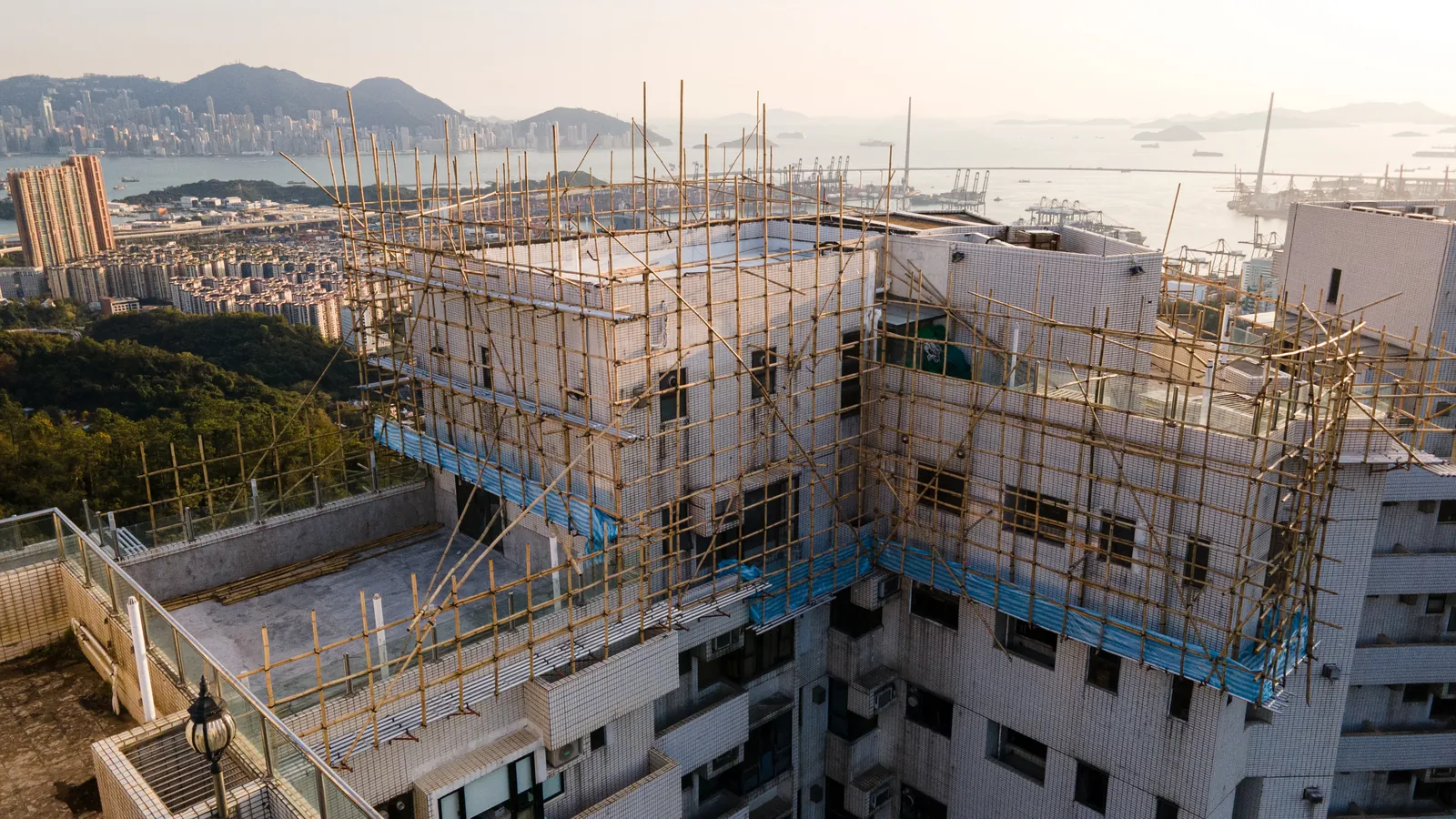 海峰花園高層住宅天台搭有竹棚，背景可見葵涌市區、山脈及海面