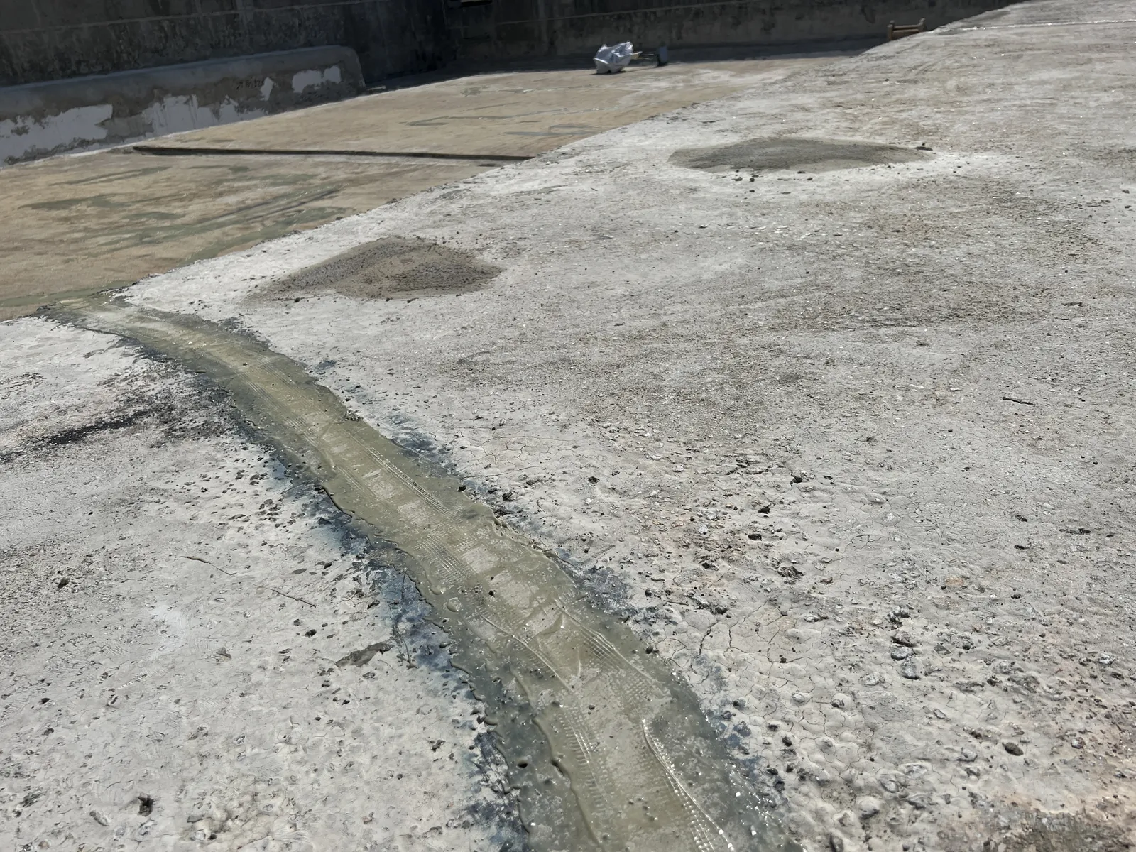 淺水灣藍灣道住宅灰色天台近鏡,地面可見一條斜向填補帶