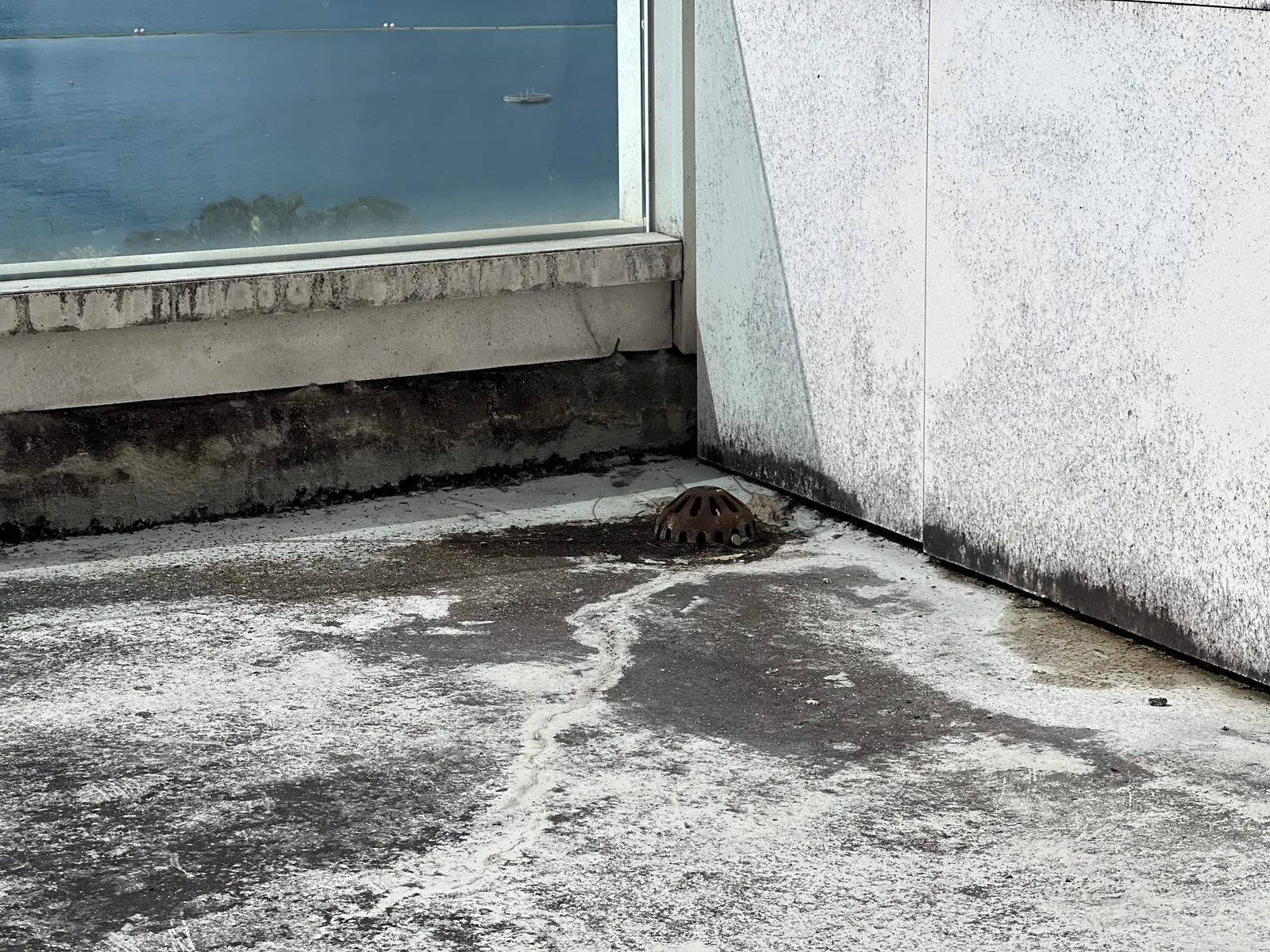 淺水灣藍灣道住宅窗下天台位置,可見小型去水口及深色水痕