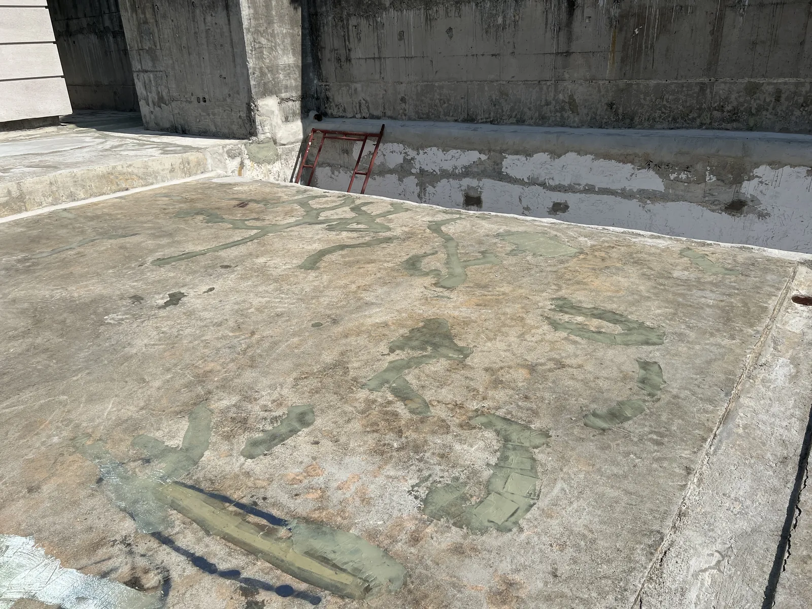 淺水灣藍灣道住宅的風化混凝土地面,牆腳周邊可見綠灰色處理痕跡