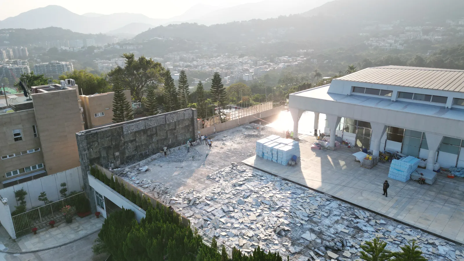 西貢區私人會址工程:會址建築旁已拆除舊面層屋面的航拍