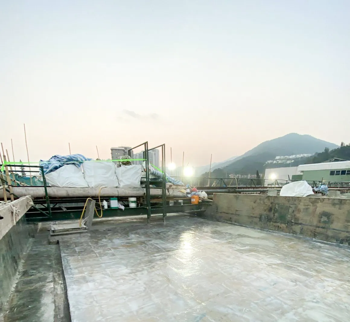 沙田馬場馬廄長方形屋面槽位的反光灰色表面，遠處可見山景