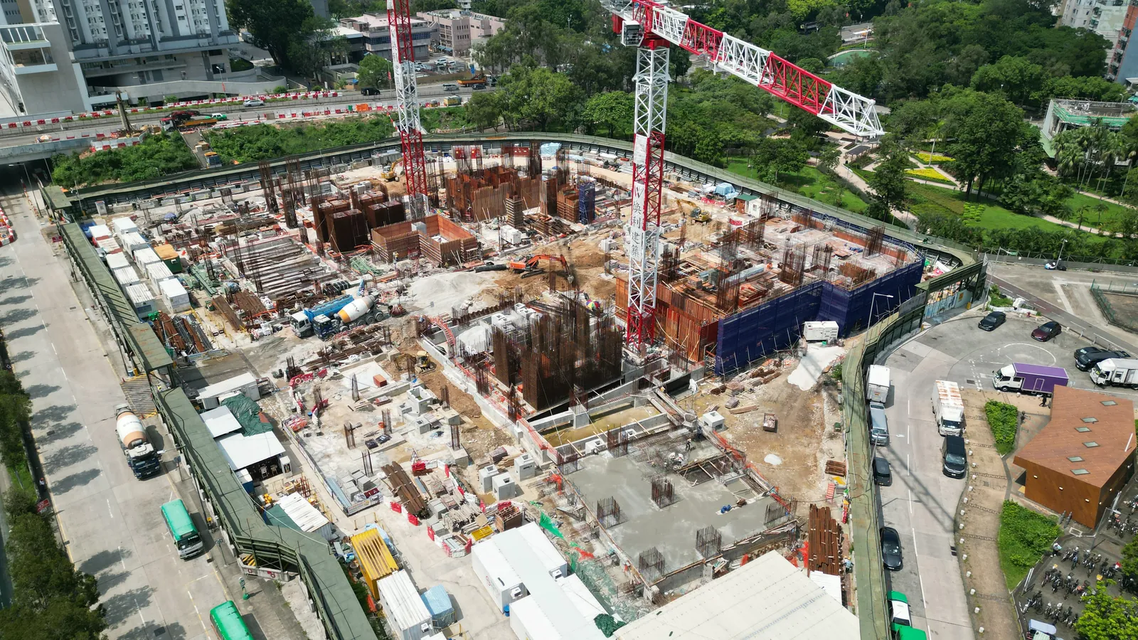 上水寶石湖路公共房屋地盤航拍,可見地下結構、起重機、道路及鄰近住宅
