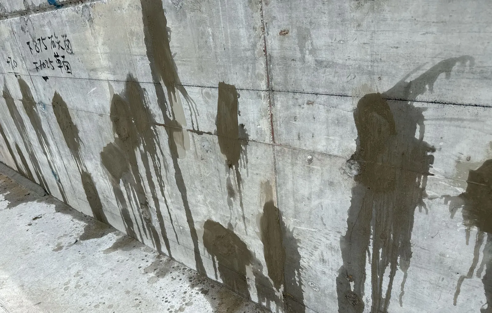 寶石湖路地下結構混凝土牆身,可見多個較深色的局部修補位置