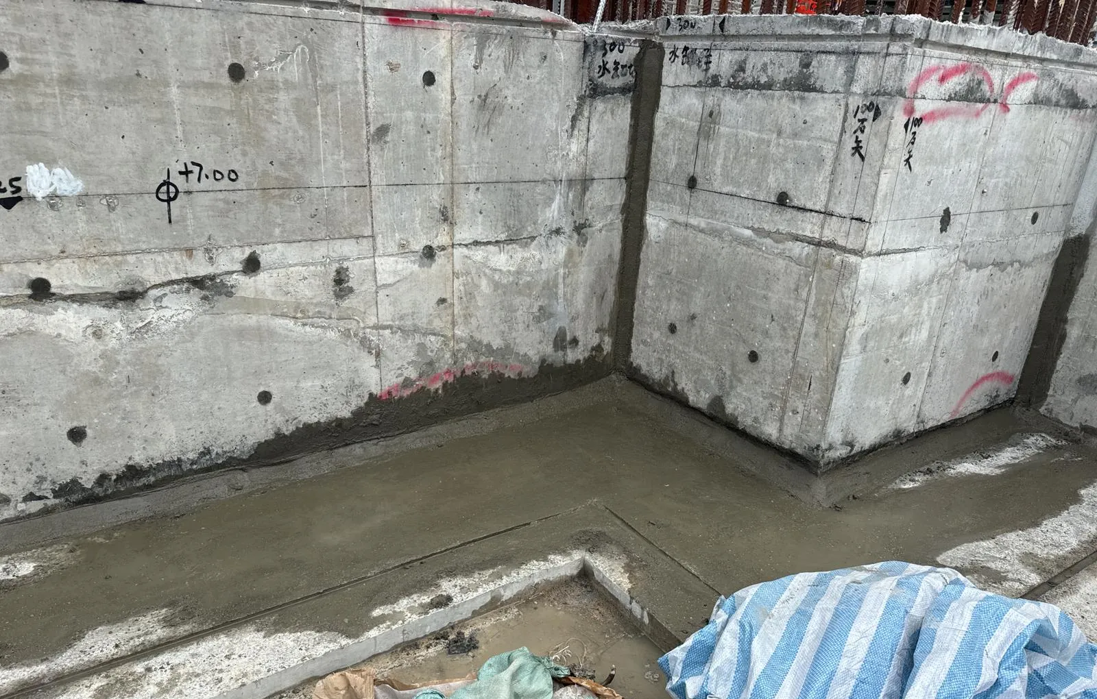 寶石湖路地下結構牆腳與地台交接位置,可見基面修整及弧形砂漿收口