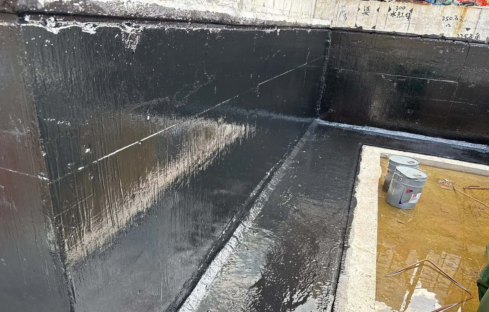 寶石湖路牆身與地台的深色防水層在內角位置連續接駁