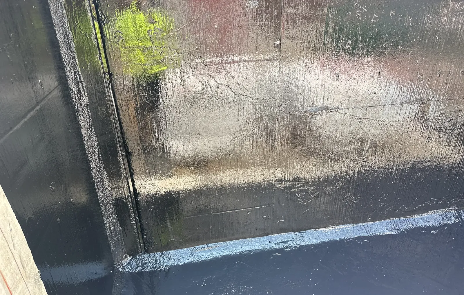 寶石湖路牆身深色防水層,上緣及垂直接駁位置可見淺色收口帶