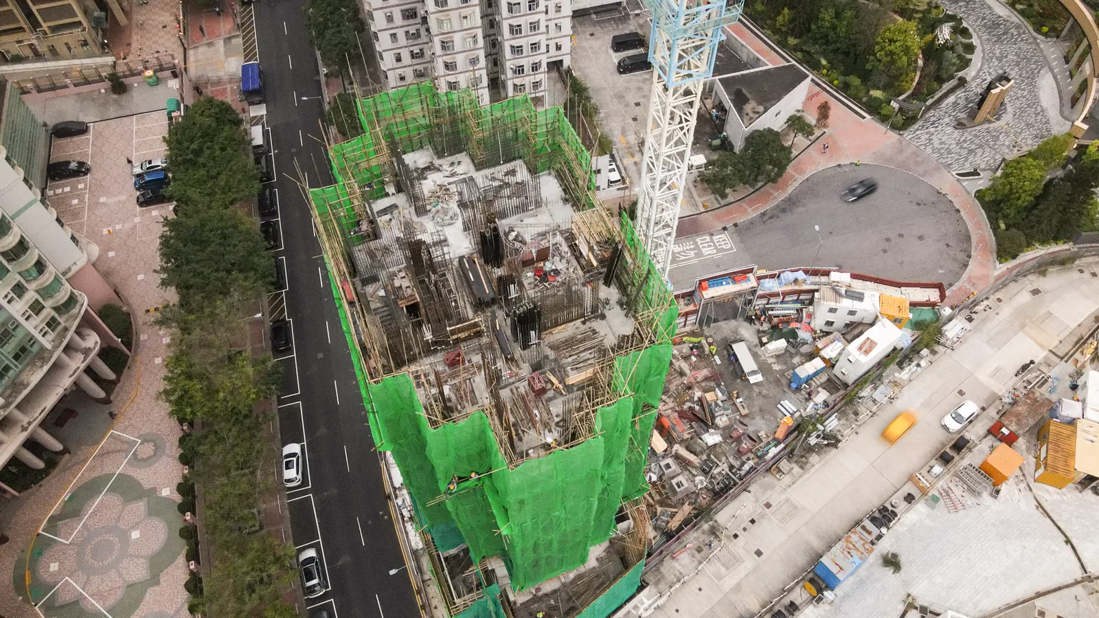 屯門上嵐建築工地航拍，樓宇四周設綠色安全網並有塔式起重機