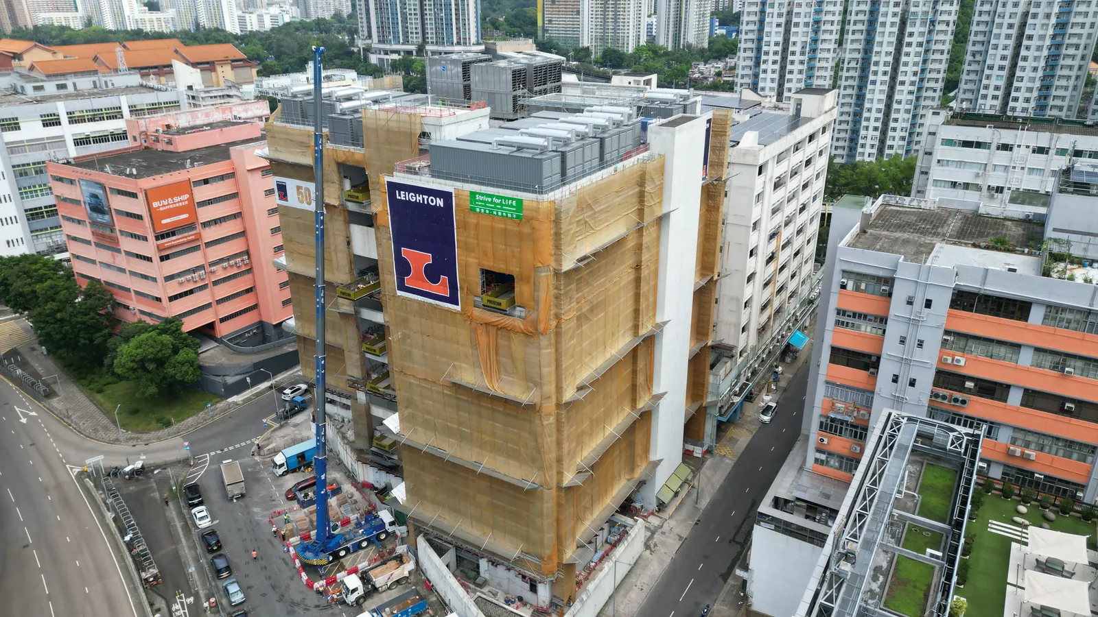 大圍數據中心工地航拍圖,可見棚架包圍的樓宇、起重機及周邊工業建築