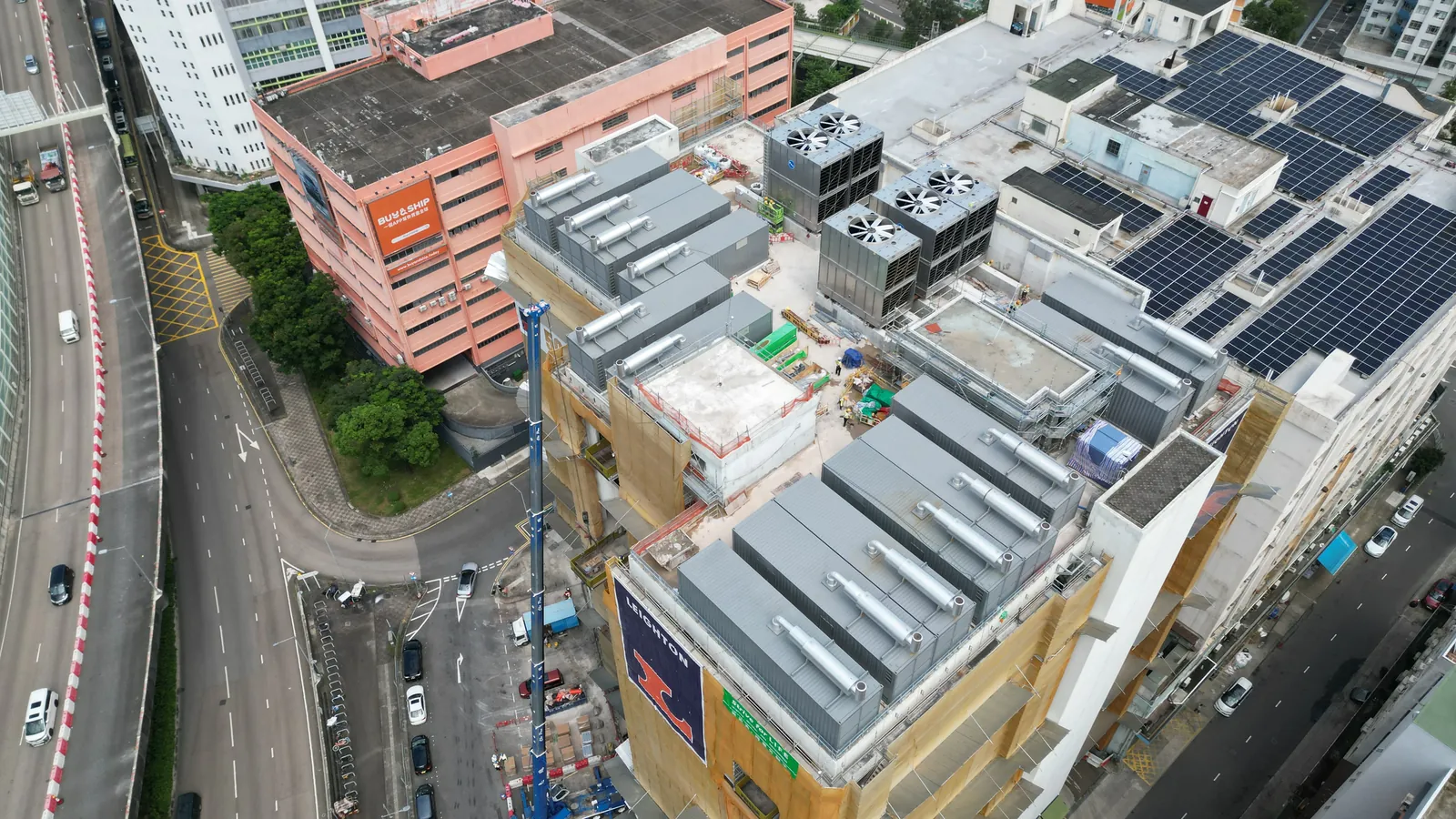 大圍數據中心天台俯視圖,可見多組大型機電設備及不同施工區域