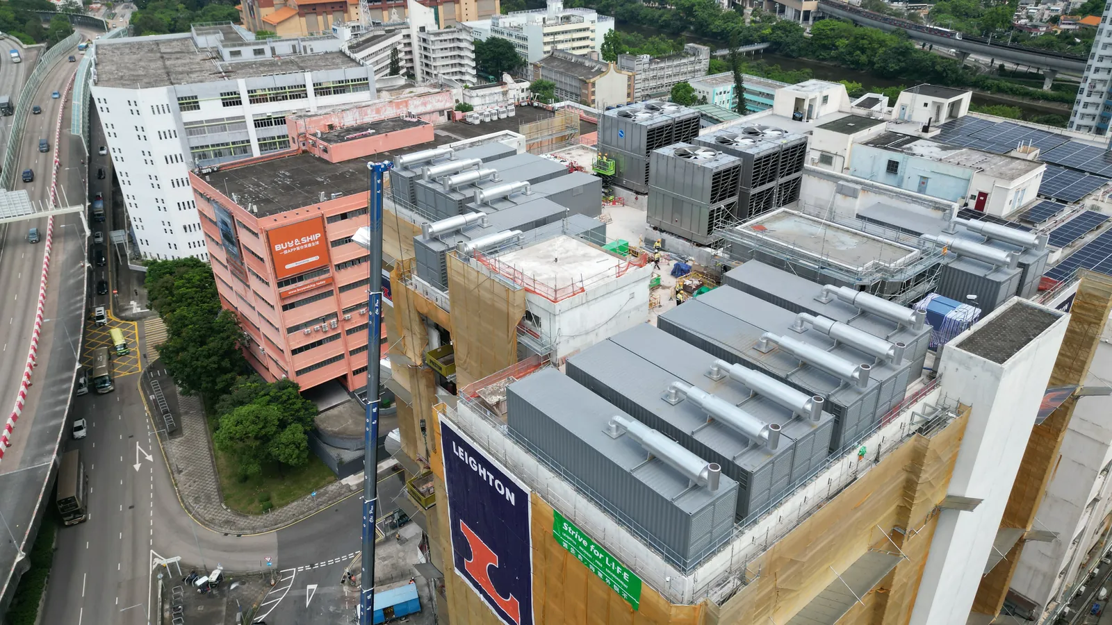 大圍數據中心天台機電設備近距離航拍圖,旁邊可見起重機
