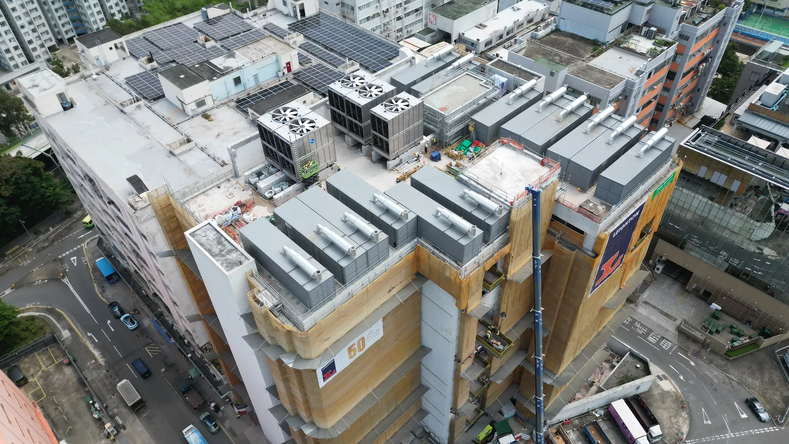 大圍數據中心高角度航拍圖,可見成排天台機電設備及棚架包圍的外牆