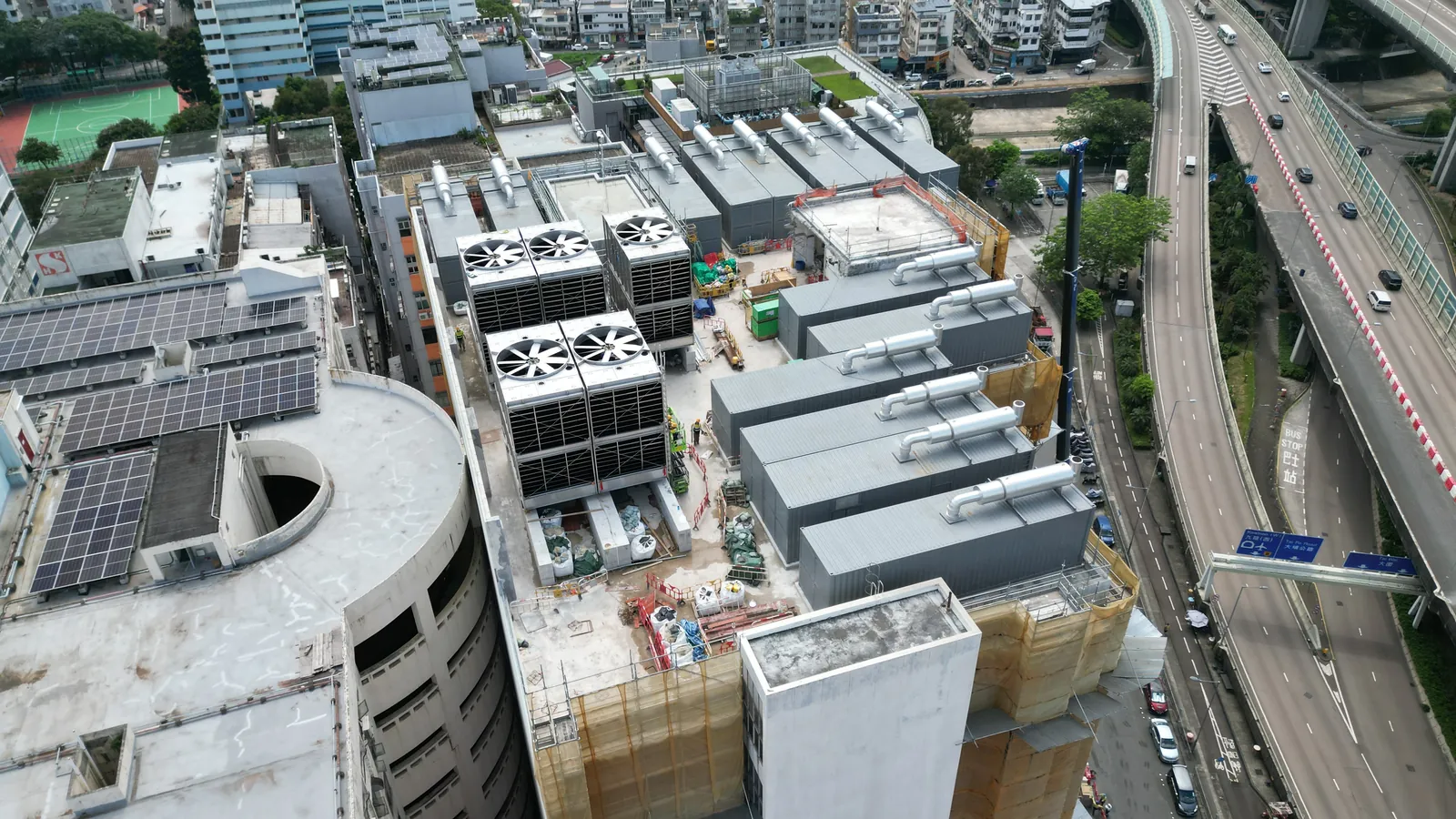 大圍數據中心天台俯視圖,可見大型機電設備及旁邊的高架道路