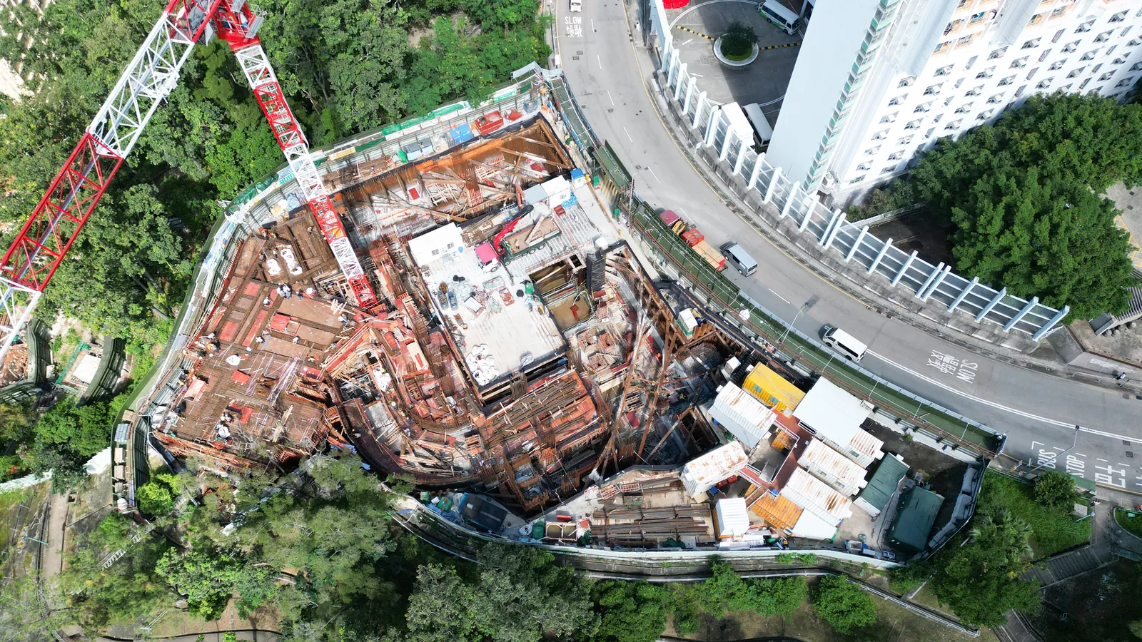大窩口道公營房屋工程:鄰近道路及樹林的地盤垂直航拍