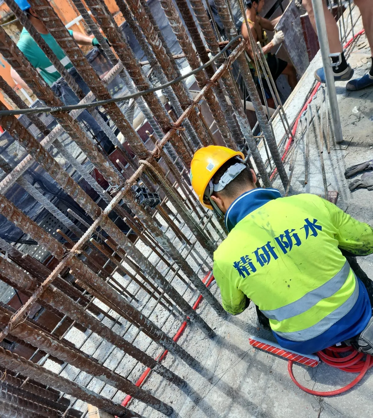 大窩口道公營房屋工程:工人在鋼筋牆底部進行施工