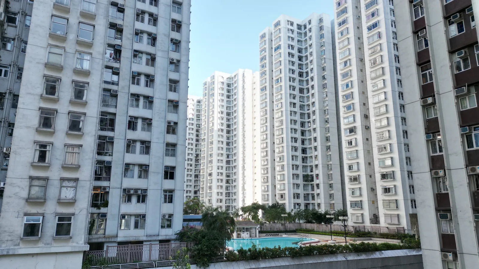 港島東太古城中心住宅大樓與中央泳池全景