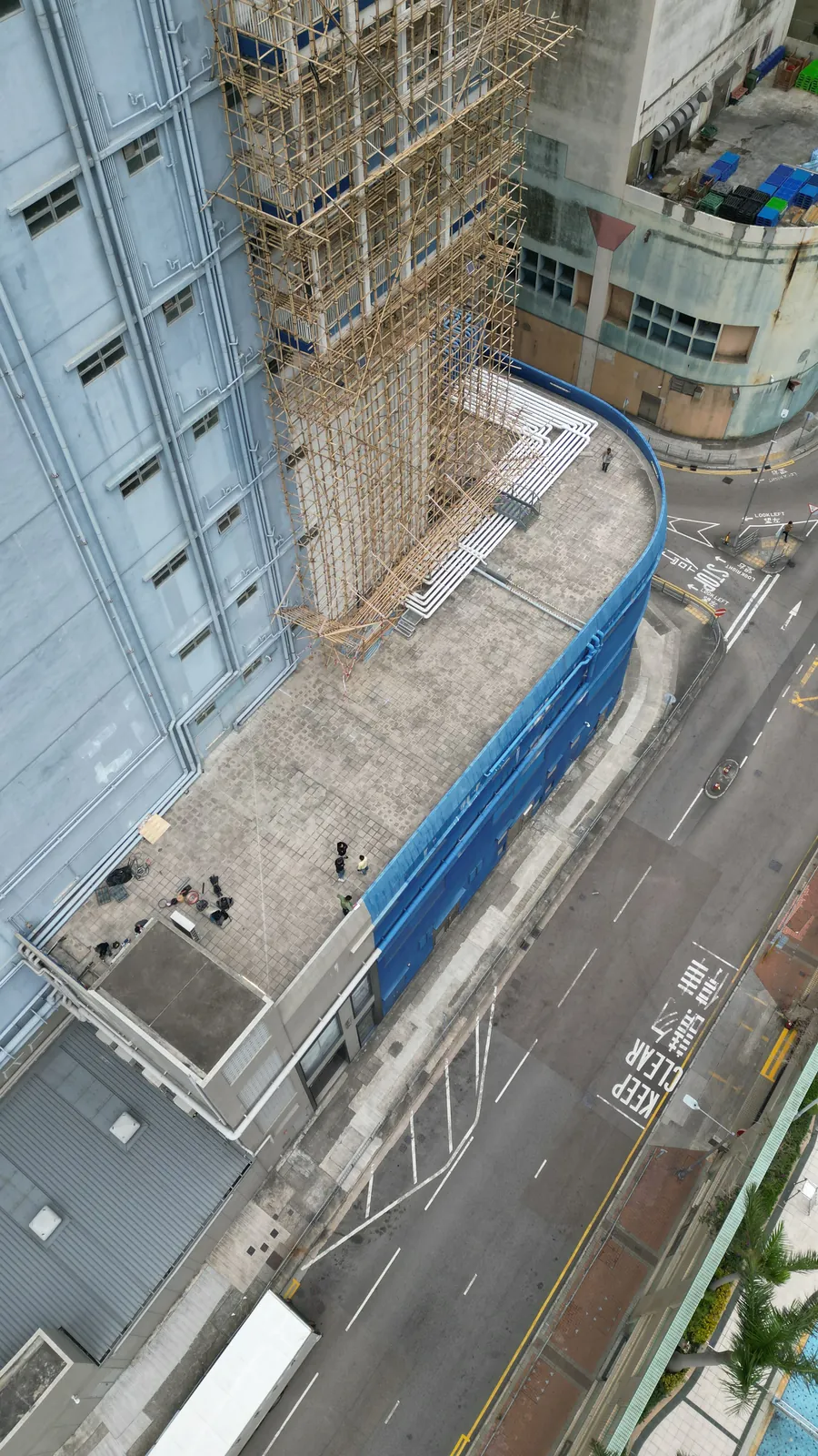 青衣橋匯商業樓宇的俯視圖，可見棚架下方平台及旁邊道路