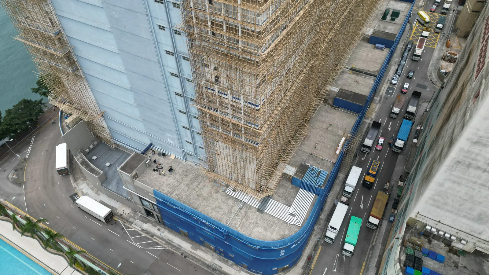 青衣橋匯商業樓宇及周邊道路的高空航拍圖，外牆設有大面積竹棚