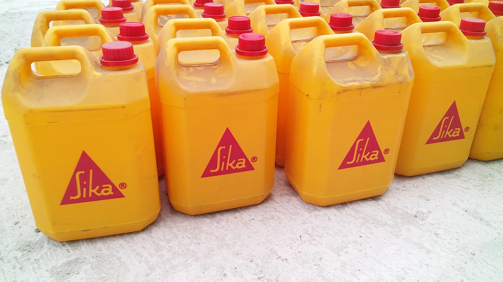 青衣蜆殼油庫多個黃色 Sika 容器連紅色瓶蓋整齊排列