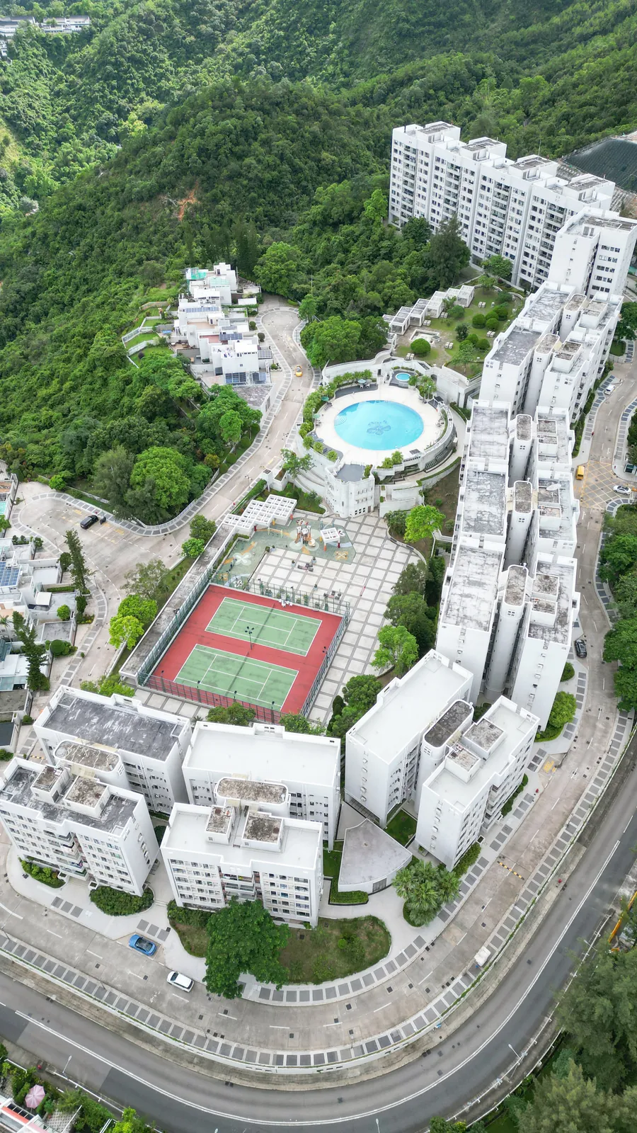 高空俯瞰華翠園住宅群、泳池和網球場，屋苑背靠綠色山坡