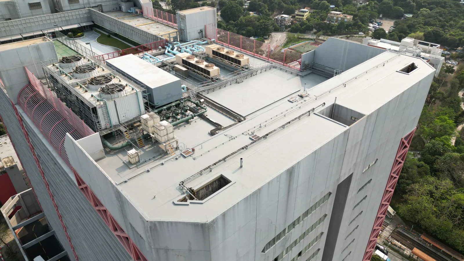 工商大廈天台完成防水工程後的設備、管線及維修通道全景
