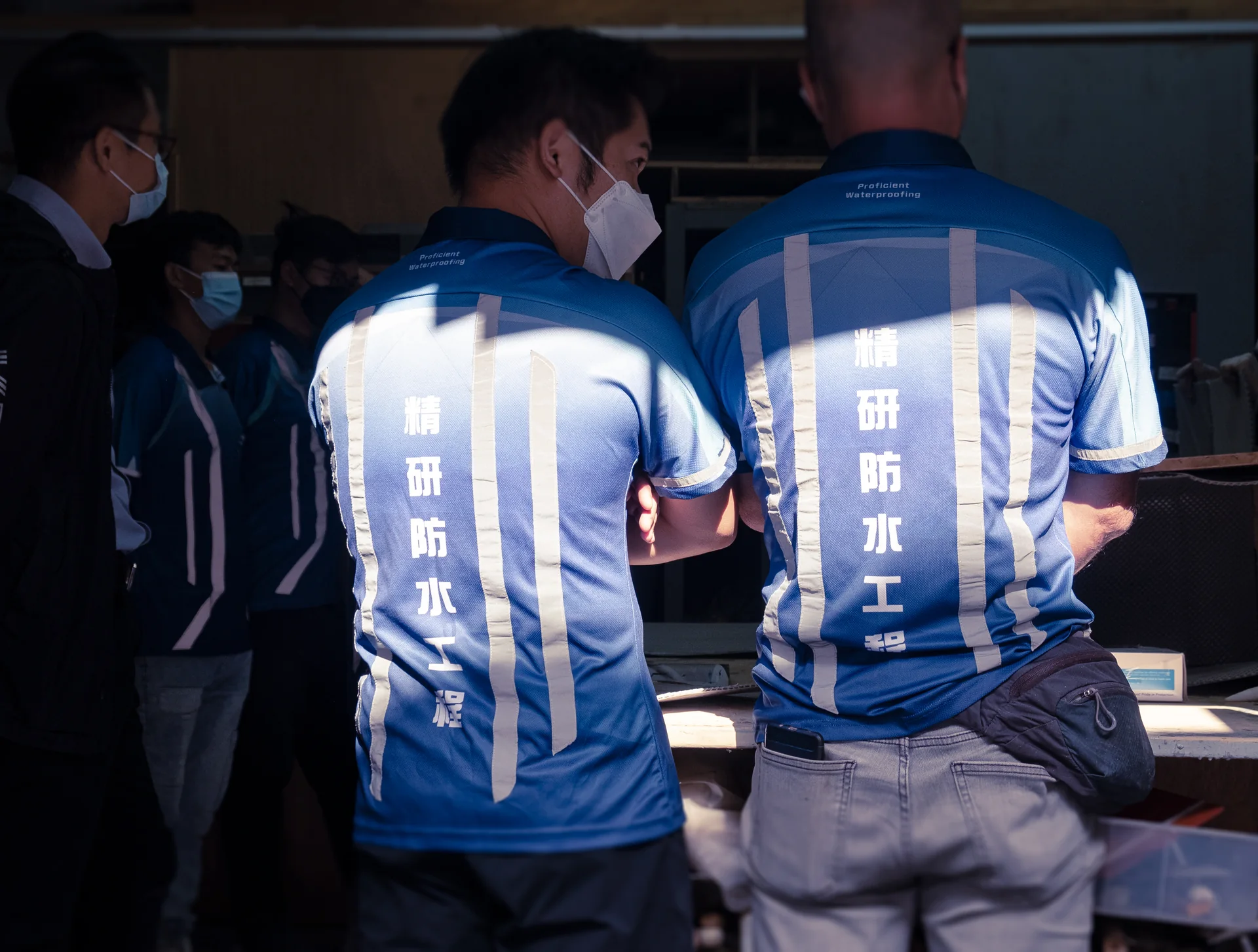 穿著精研防水工程制服的工程團隊進行現場技術交流